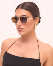 Load image into Gallery viewer, The Halle Banbé Sunglasses Gold-Brown
