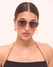 Load image into Gallery viewer, The Halle Banbé Sunglasses Gold-Brown
