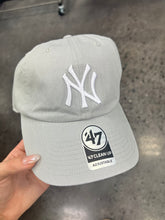 Load image into Gallery viewer, Light Grey And White New York Yankees ‘47 Brand Baseball Hat
