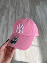 Load image into Gallery viewer, Pink and White New York Yankees ‘47 Brand Baseball Hat
